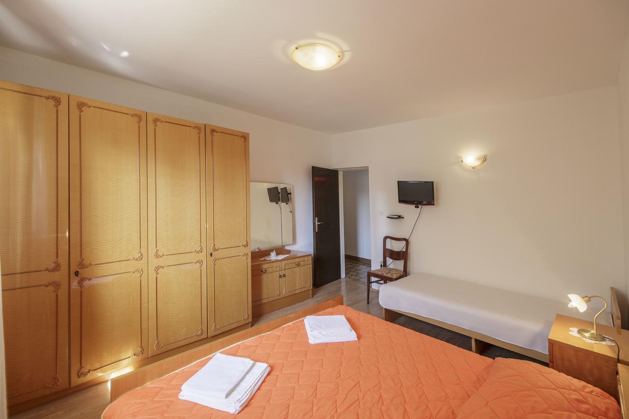 Apartmani Jordana Комижа Екстер'єр фото