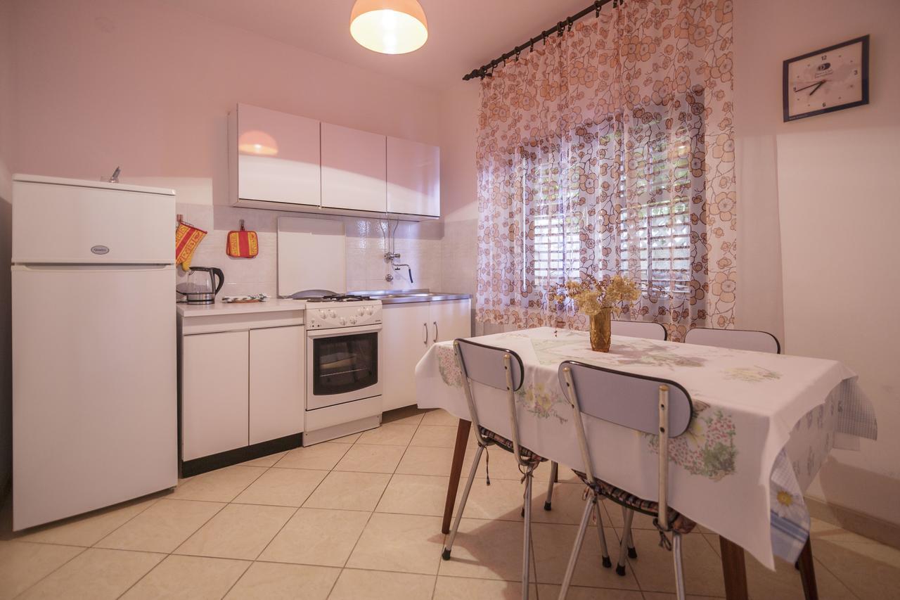 Apartmani Jordana Комижа Екстер'єр фото